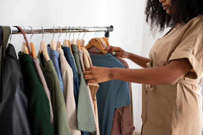 Roupas e bem-estar emocional: como tecidos e modelagem afetam sua rotina